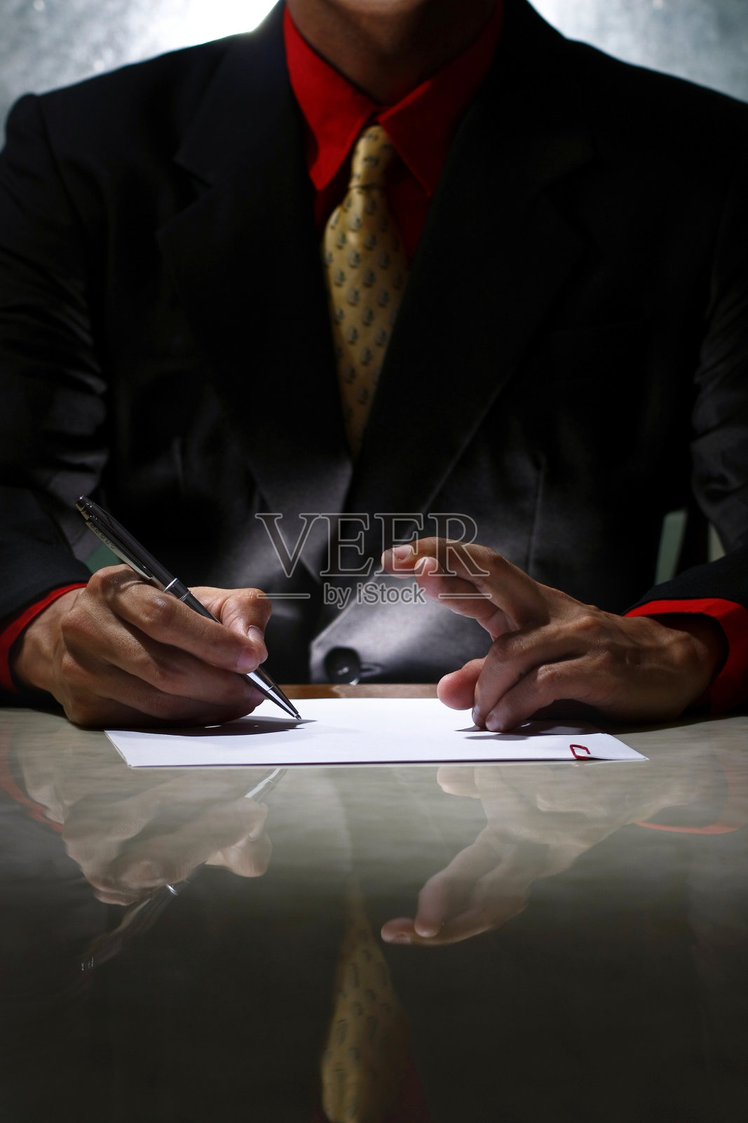 男人手指交叉在纸上写字照片摄影图片