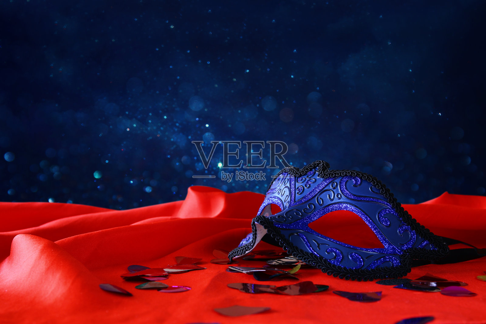 优雅的威尼斯面具上的红色丝绸照片摄影图片