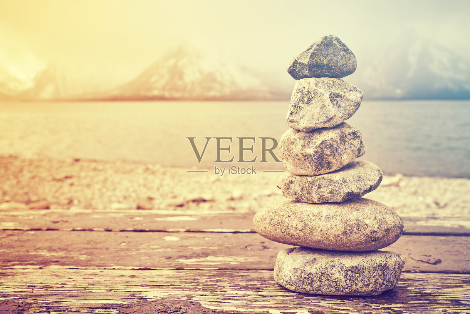 复古色调的石头堆叠，平衡和和谐的概念。照片摄影图片