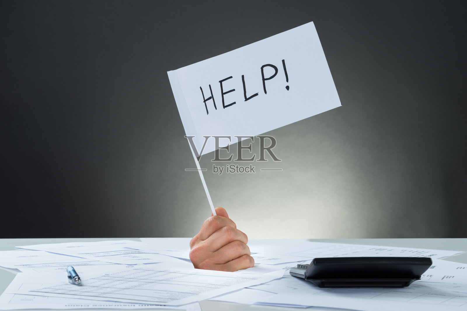 手举旗帜，从文件中出来寻求帮助照片摄影图片