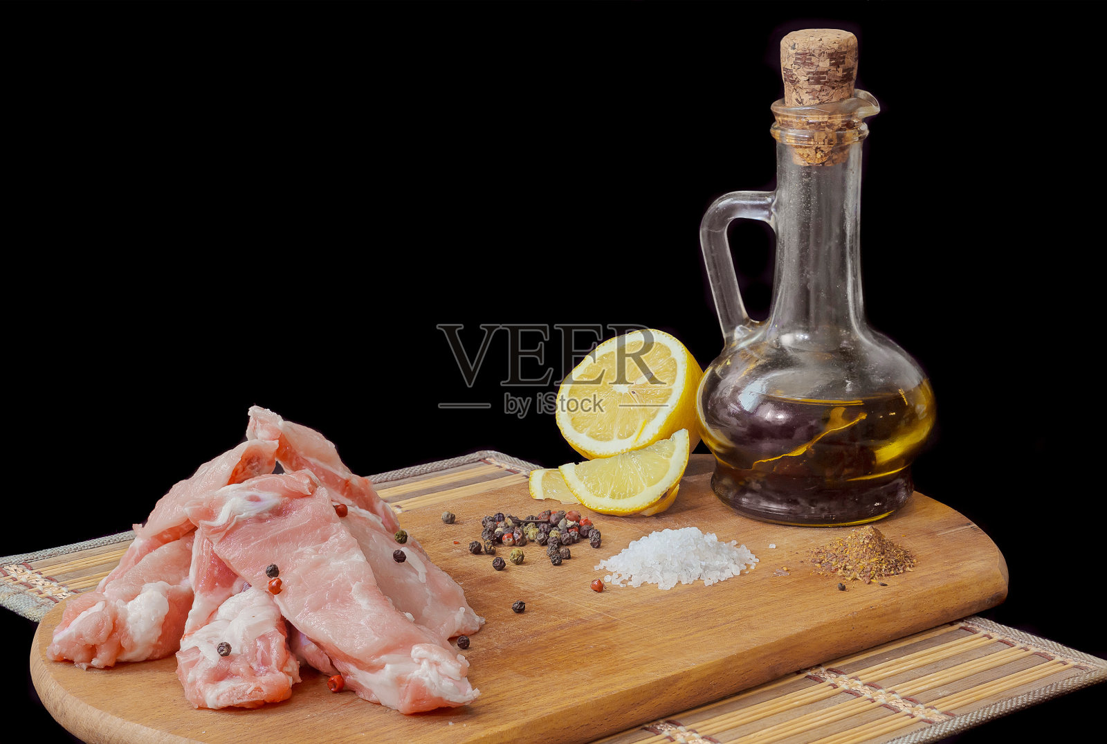 生肉加香料和橄榄油照片摄影图片