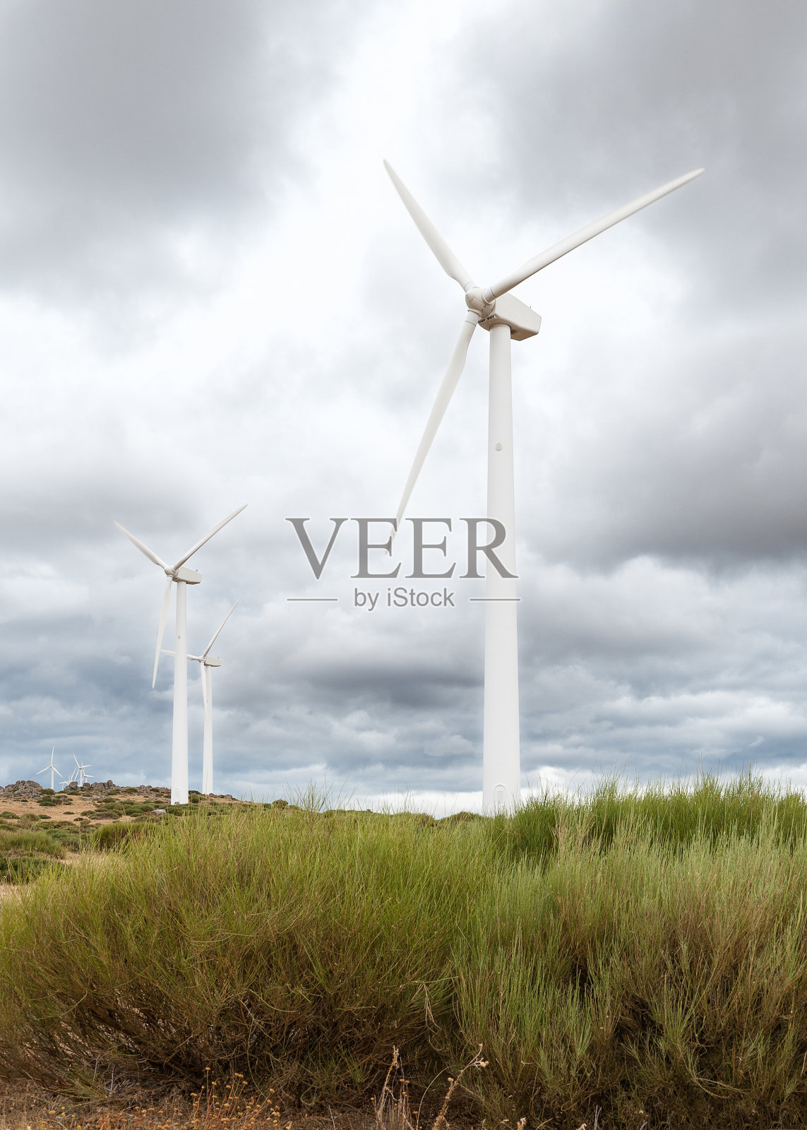 由山上的磨坊组成的发电厂照片摄影图片