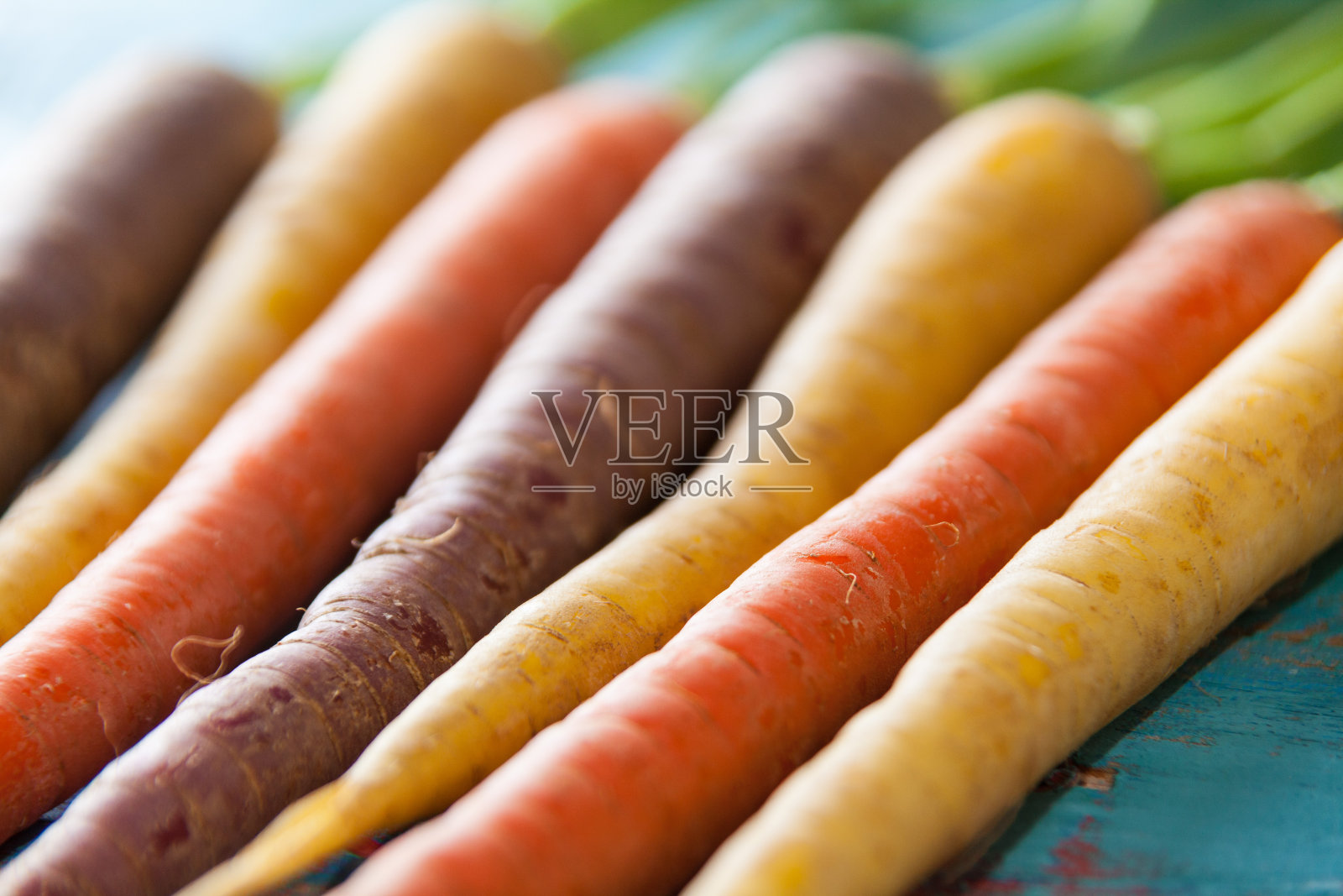 有机生胡萝卜近距离彩色蓝色木头桌子照片摄影图片