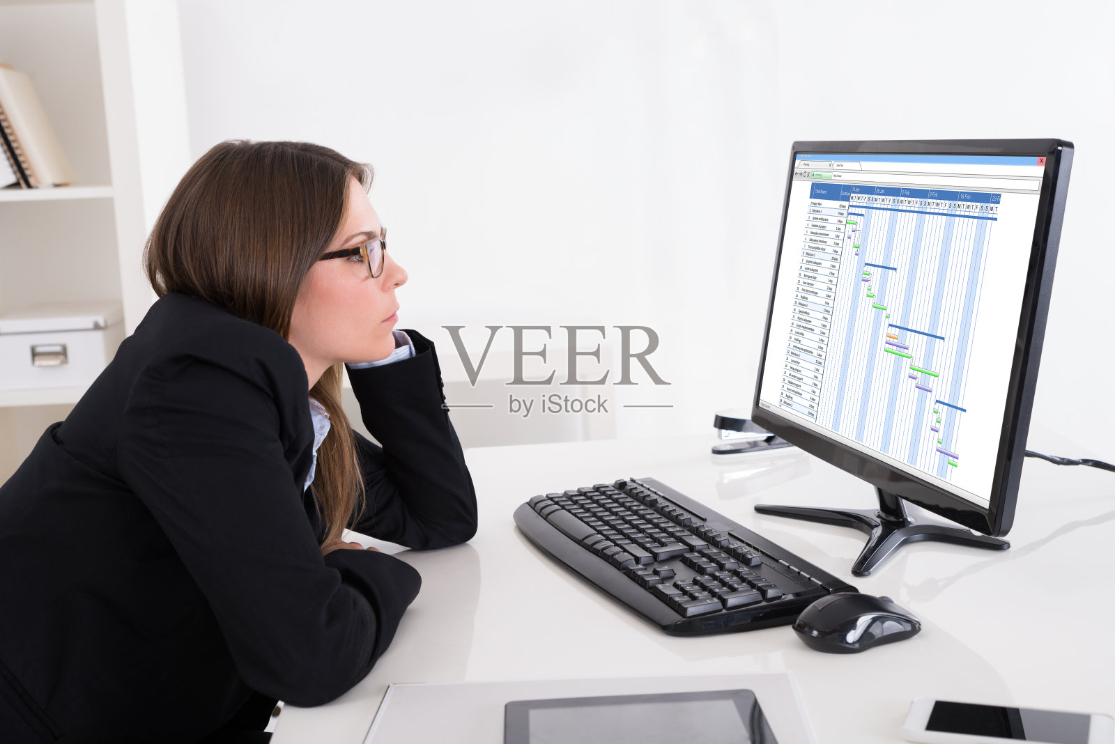 女商人在电脑上看甘特图照片摄影图片