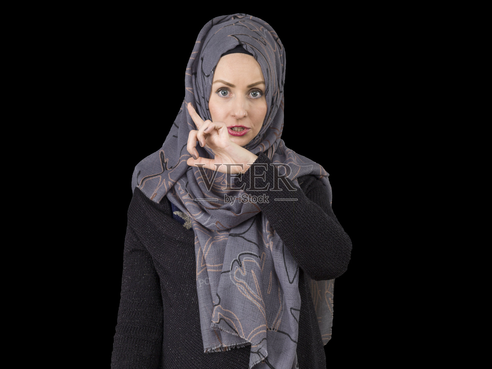戴着围巾的漂亮年轻穆斯林女性肖像照片摄影图片