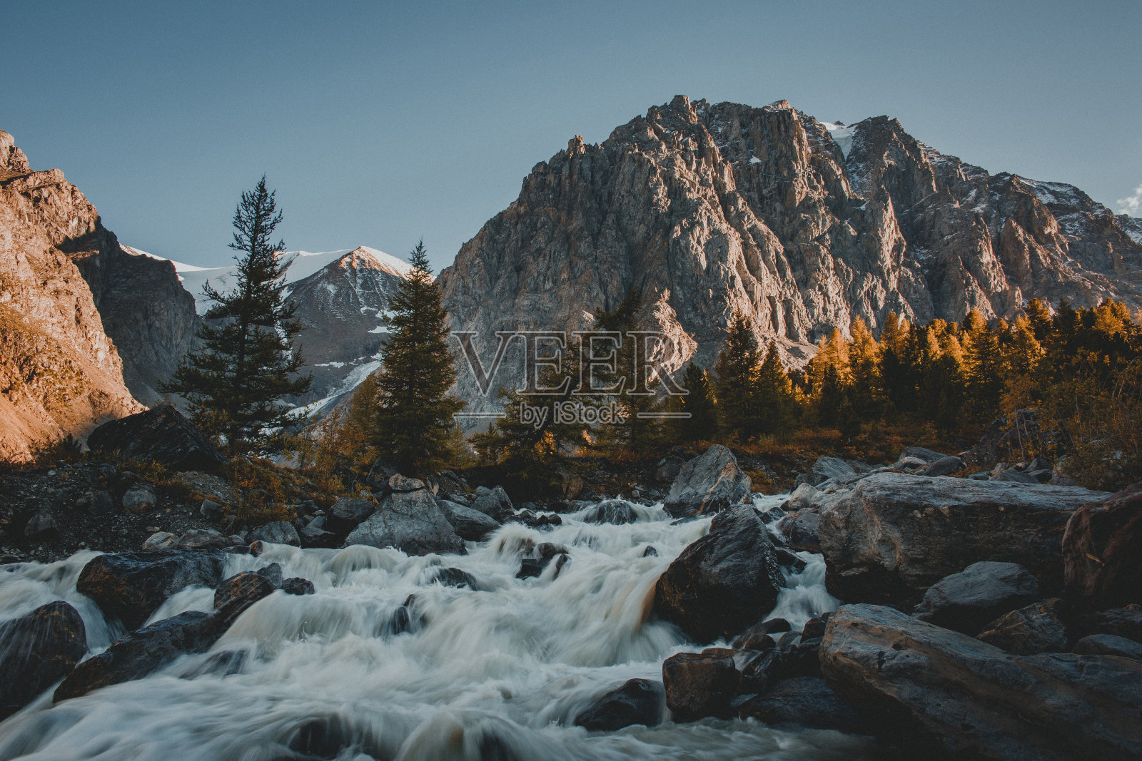 秋山间湍急的山河。冰川Aktru。阿尔泰代表照片摄影图片