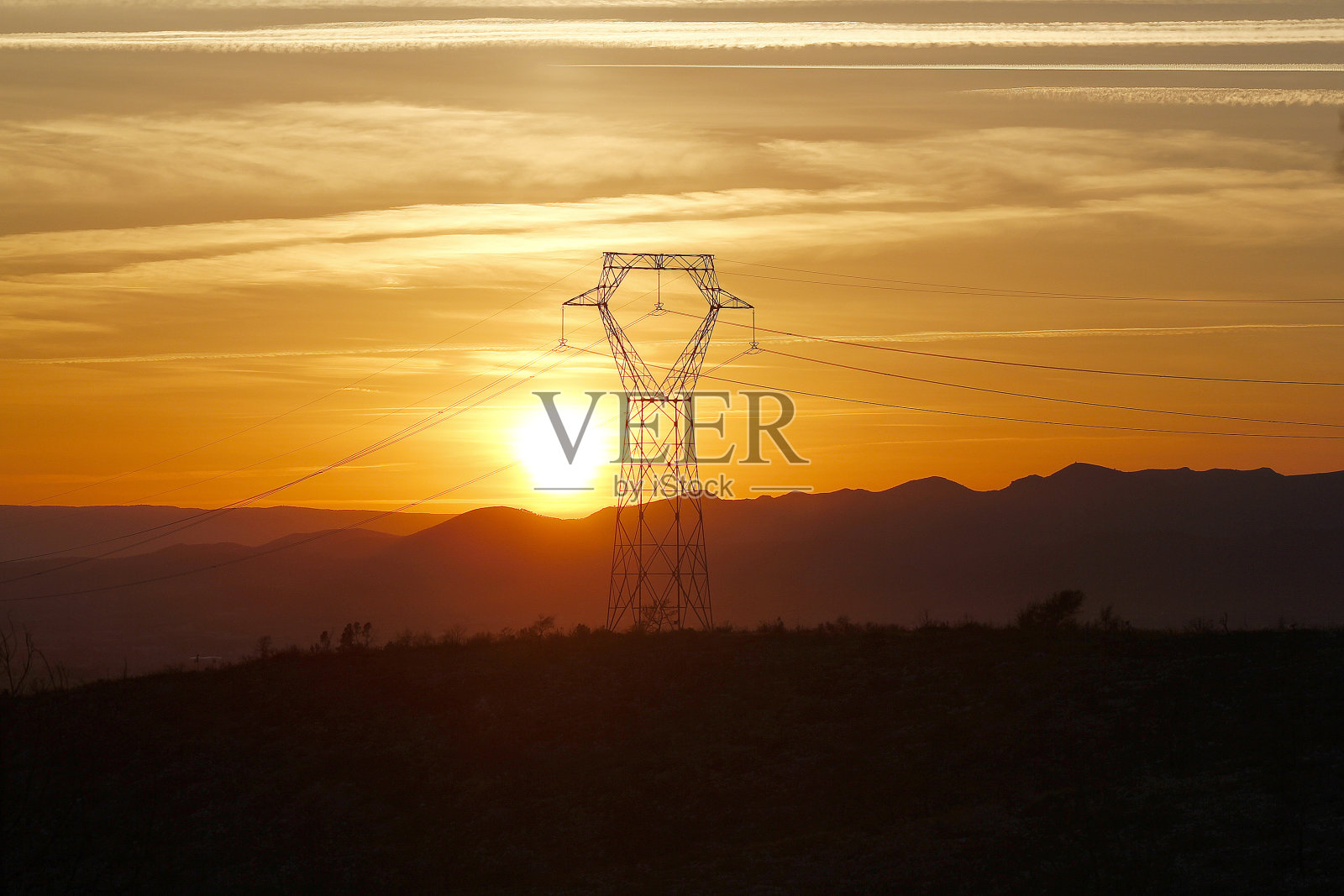 电塔上的日落照片摄影图片