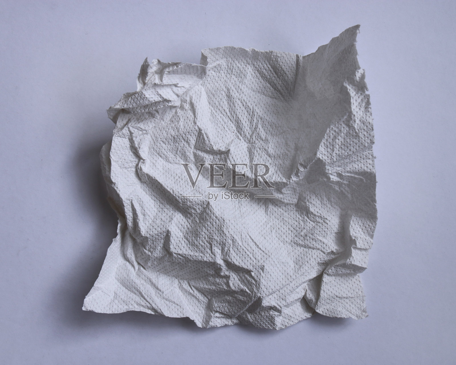 在强光下，白色皱巴巴的纸巾。照片摄影图片