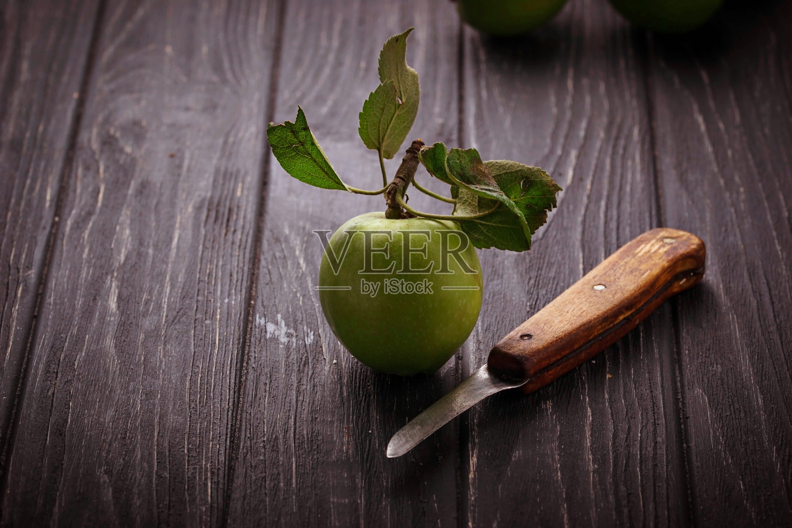 木背景上的青苹果照片摄影图片