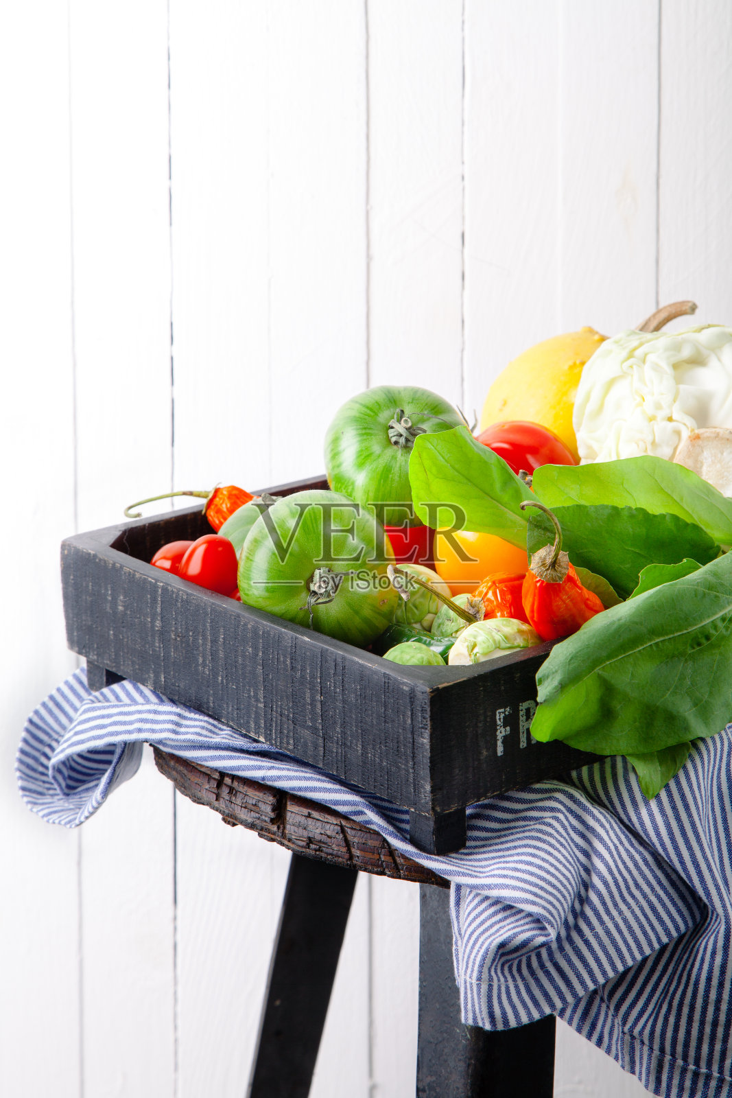 一套不同的新鲜生蔬菜在木制托盘照片摄影图片