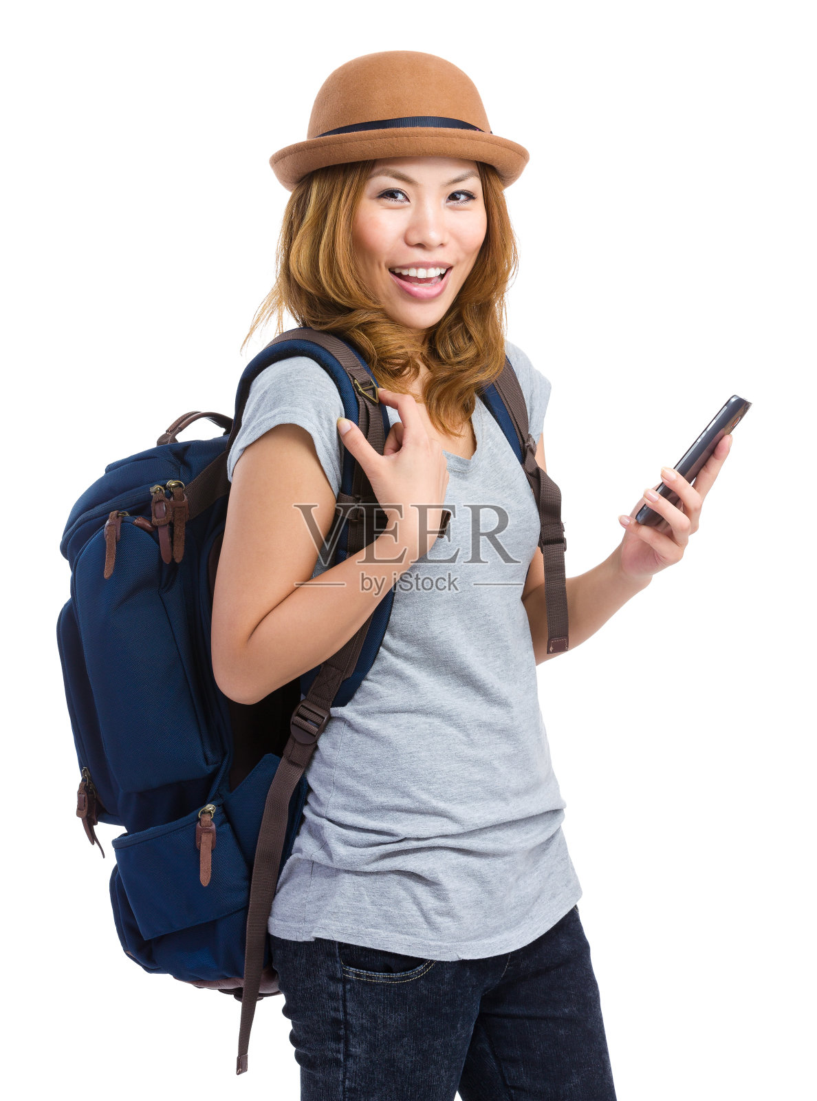 使用智能手机背包的旅行者照片摄影图片