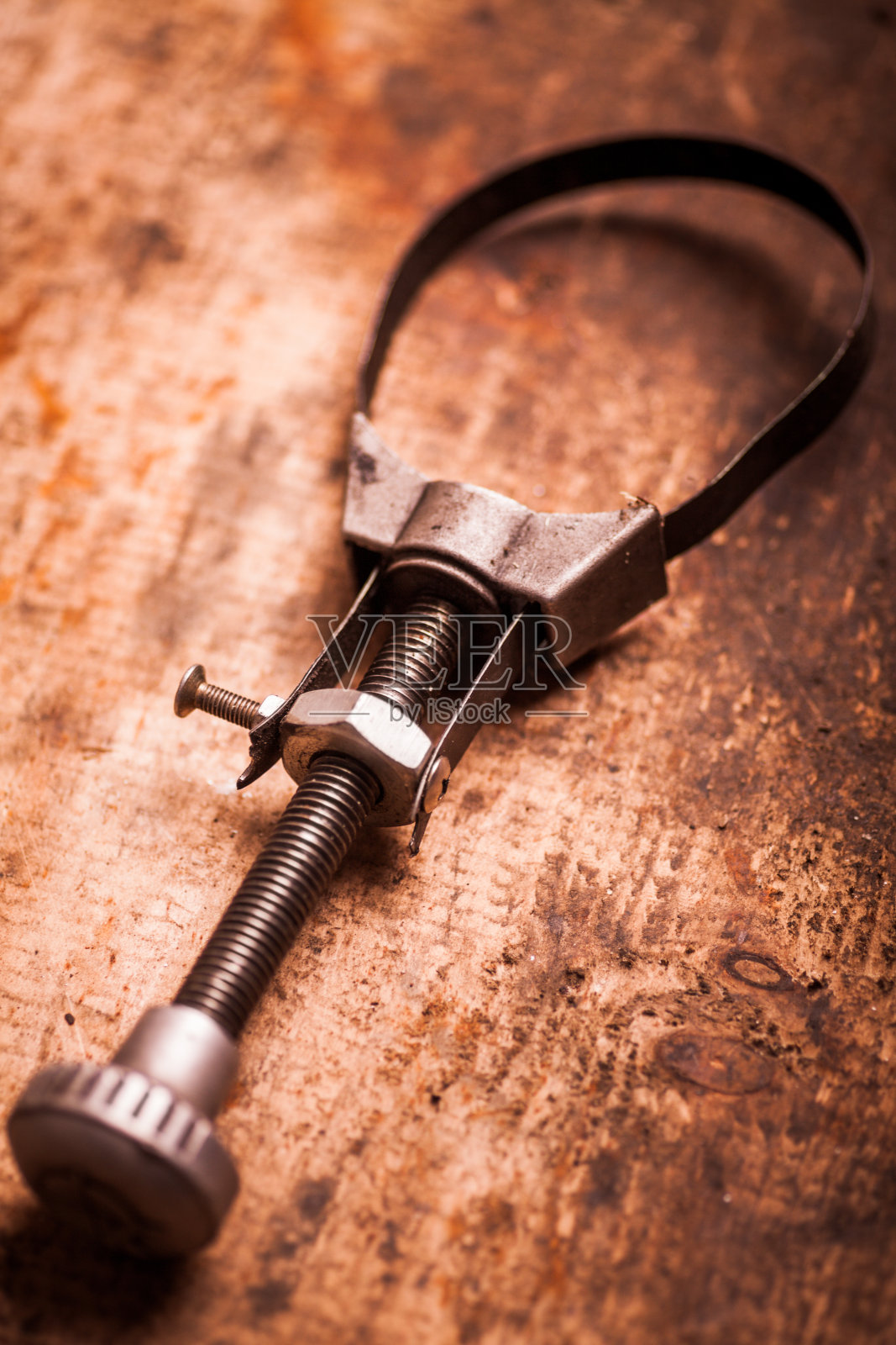 木板上的滤油去除工具照片摄影图片