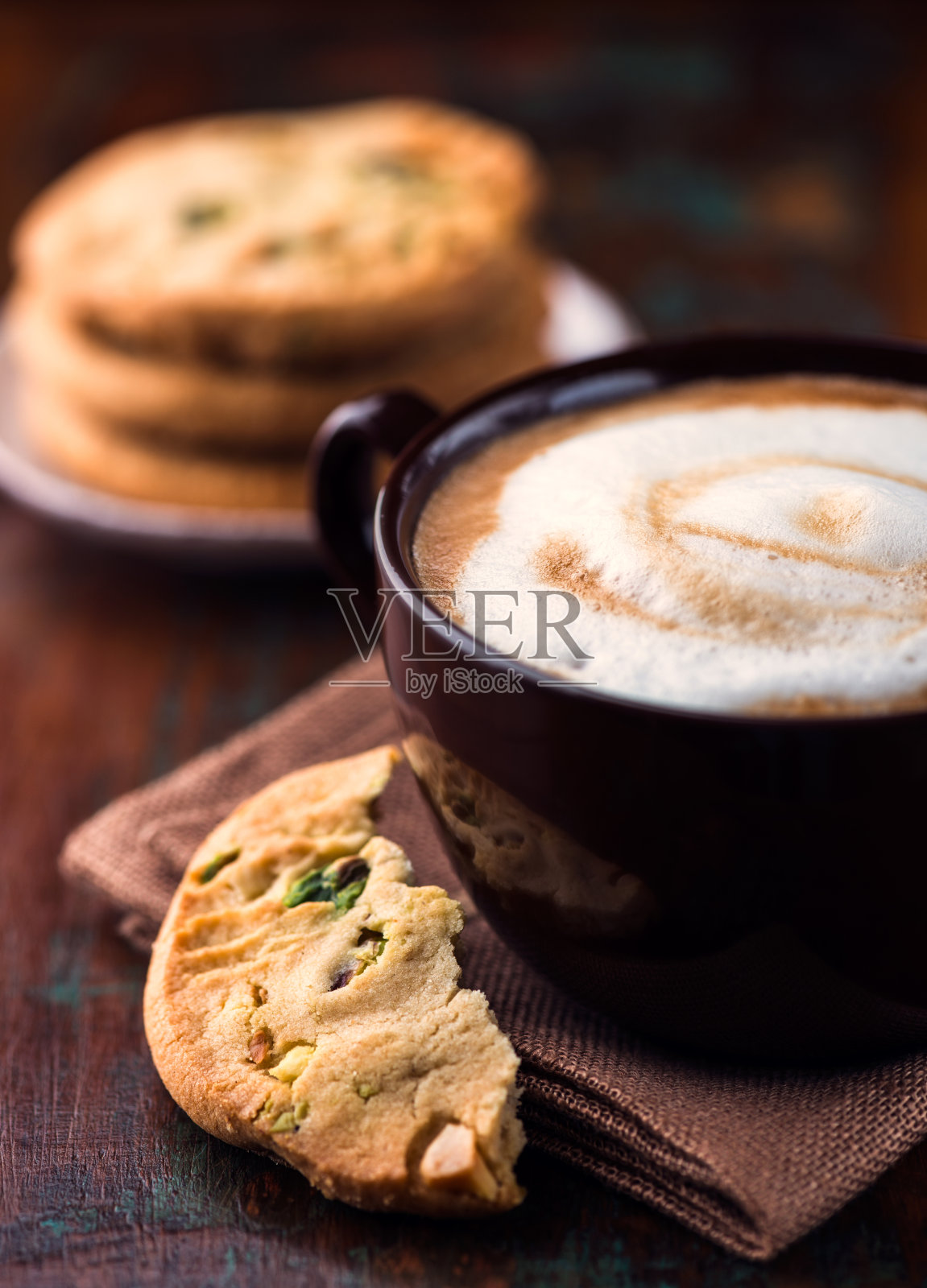 一杯法式咖啡和开心果饼干照片摄影图片