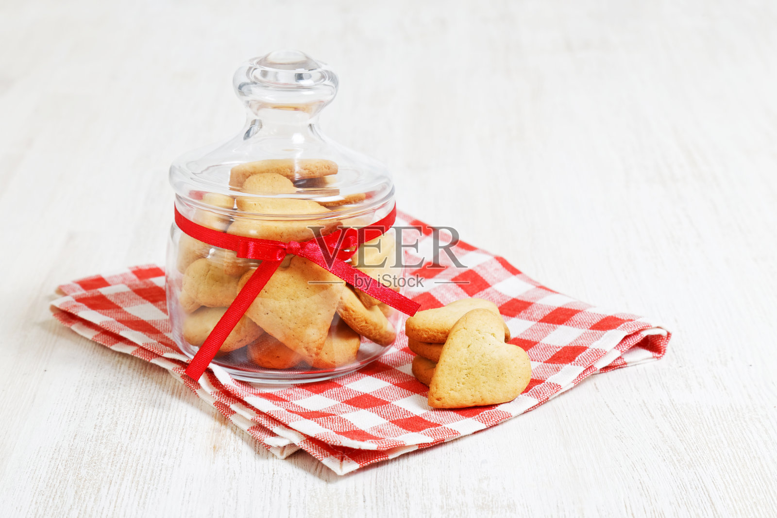 玻璃瓶里自制的心形饼干照片摄影图片