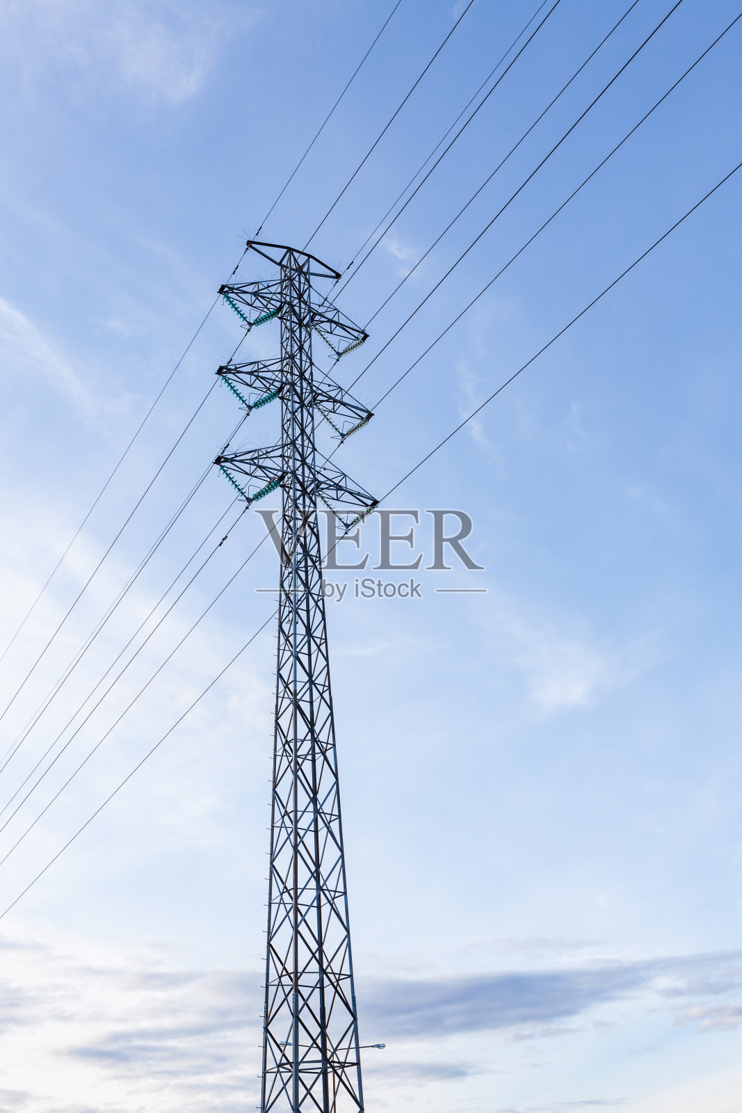 蓝天下的高压杆子照片摄影图片