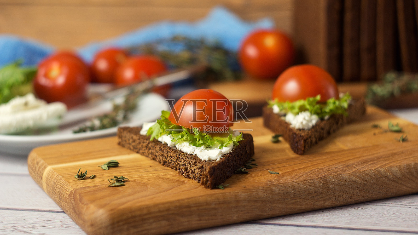 健康零食山羊奶酪三明治，沙拉，圣女果照片摄影图片