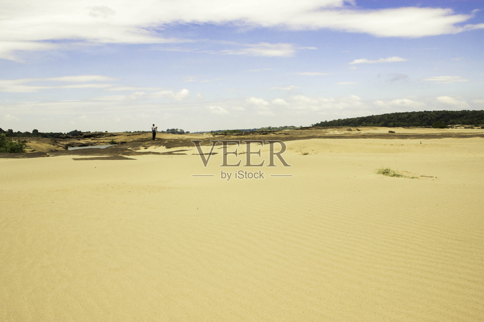 湄公河海滩舢板村照片摄影图片