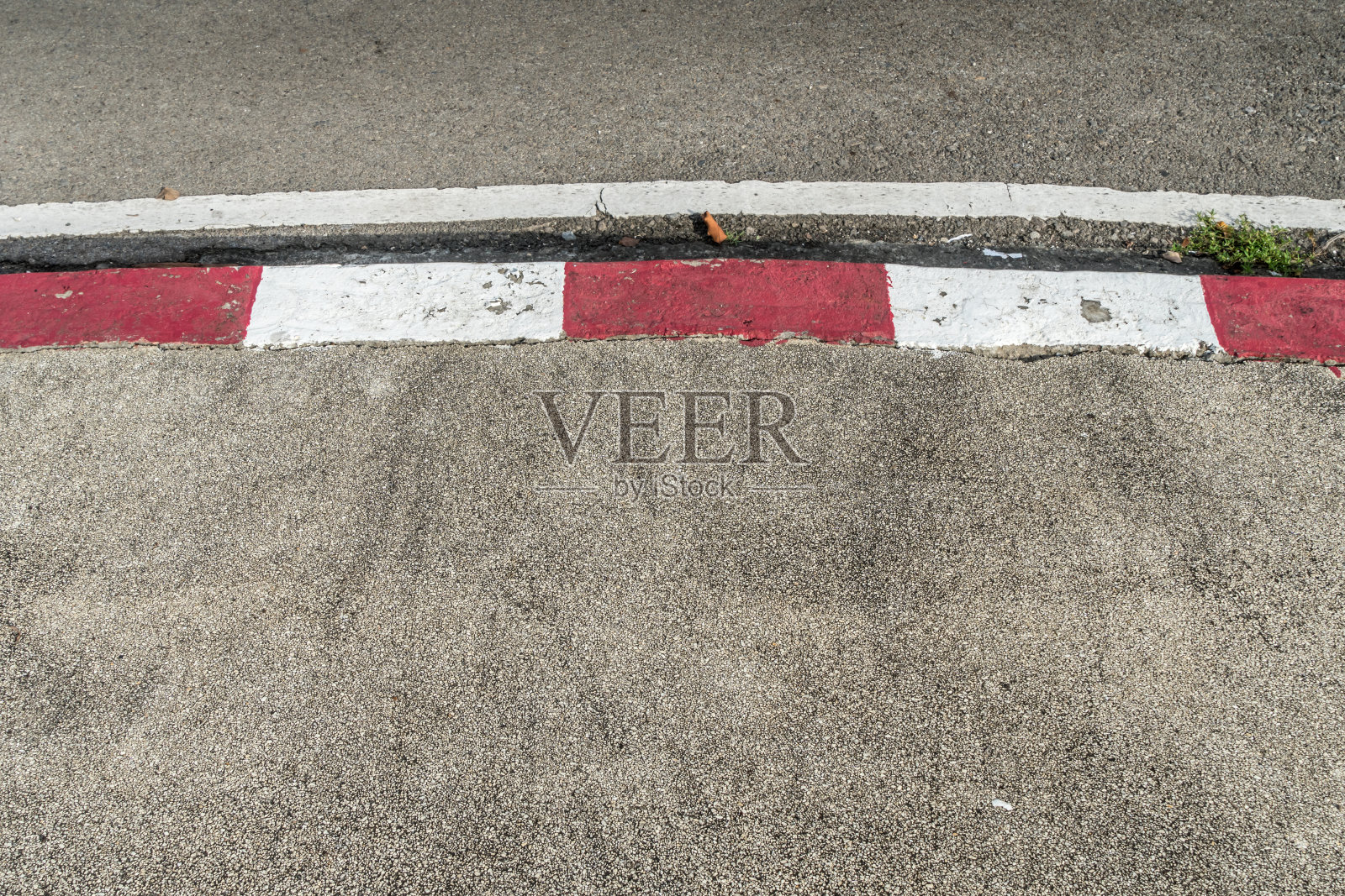 红白相间的混凝土人行道照片摄影图片