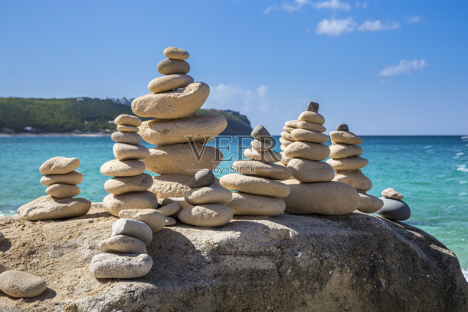 海滩上一堆堆保持平衡的石头照片摄影图片