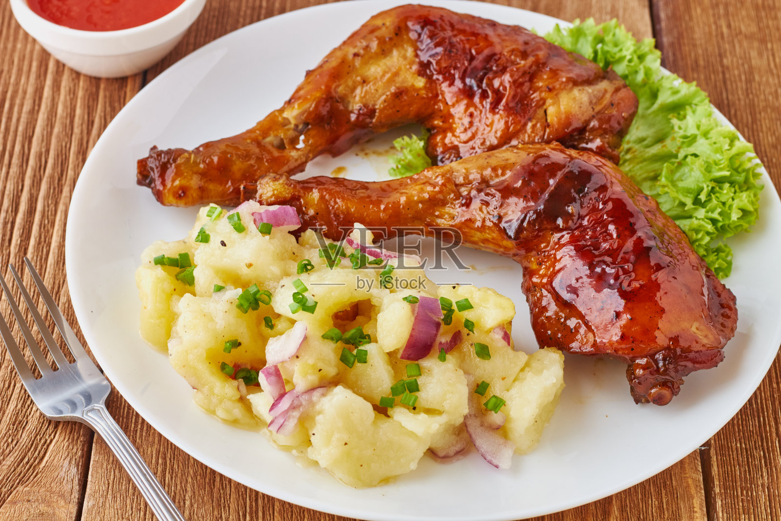 烤鸡腿配土豆沙拉照片摄影图片