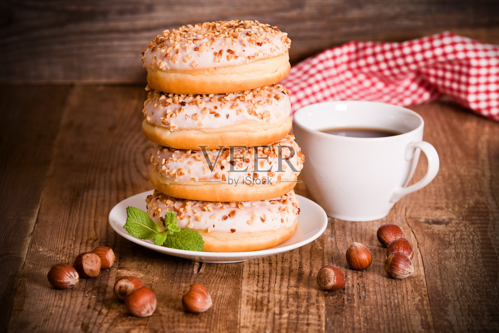 撒了糖屑的甜甜圈。照片摄影图片