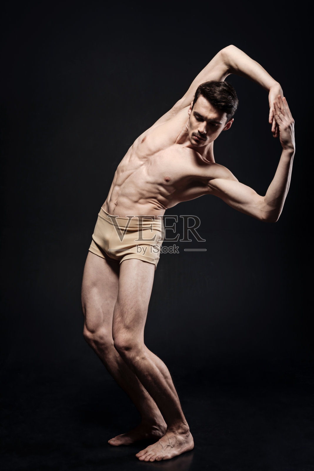 有天赋的年轻芭蕾舞演员在演播室表演照片摄影图片