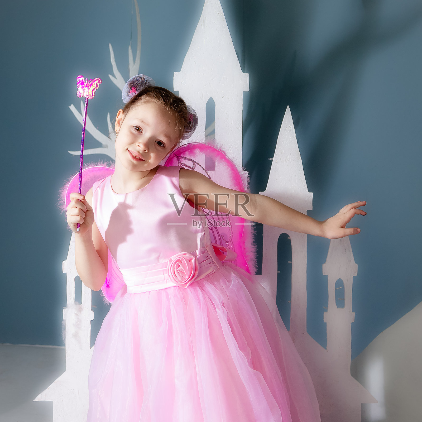 一个穿着节日服装，长着翅膀的女孩的肖像照片摄影图片