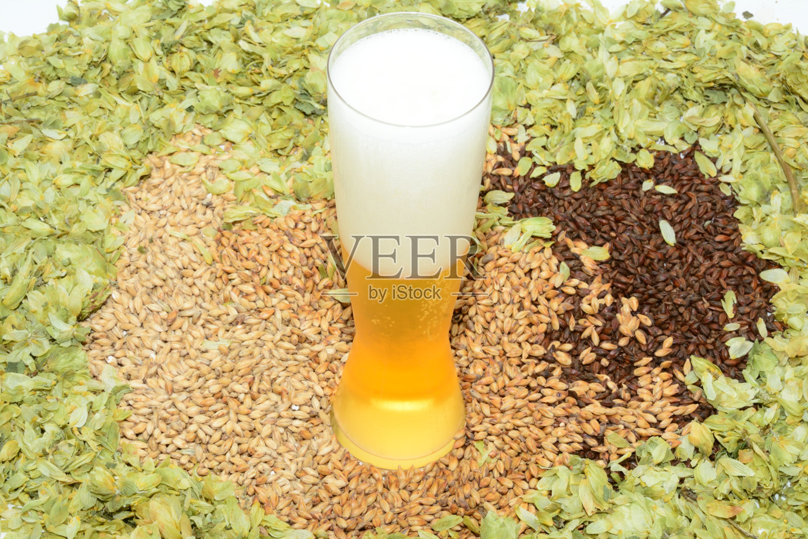 啤酒成分与满杯啤酒照片摄影图片