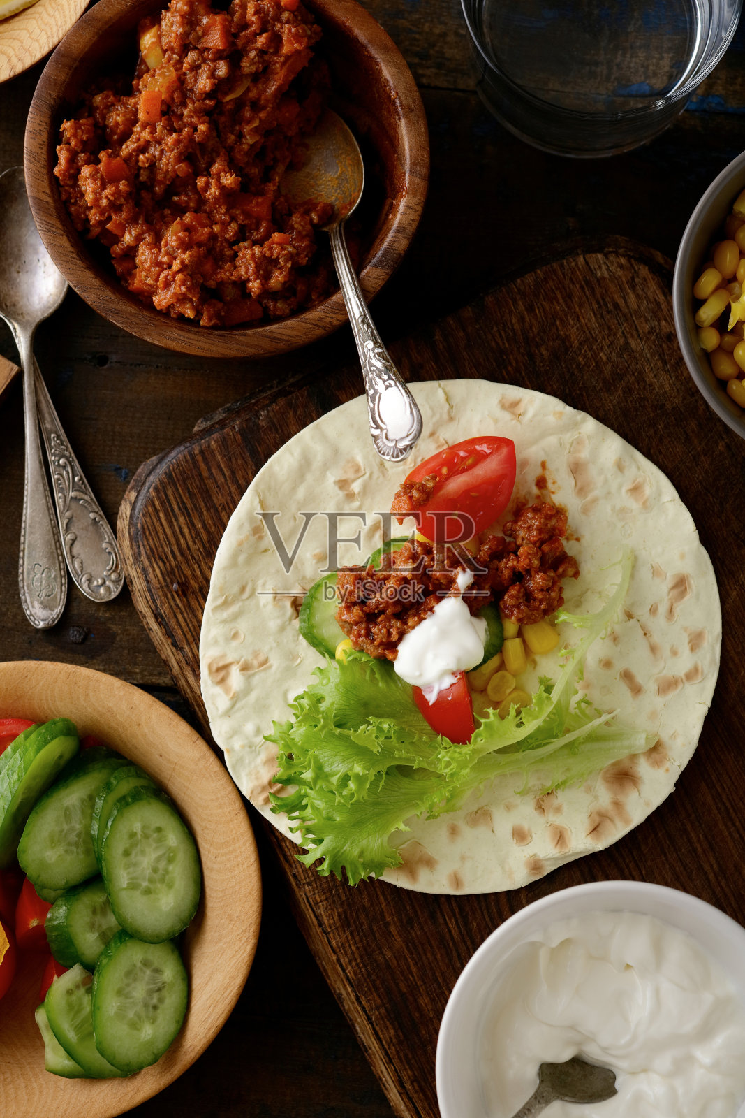 墨西哥玉米饼配牛肉，黄瓜，番茄，玉米和莴苣照片摄影图片