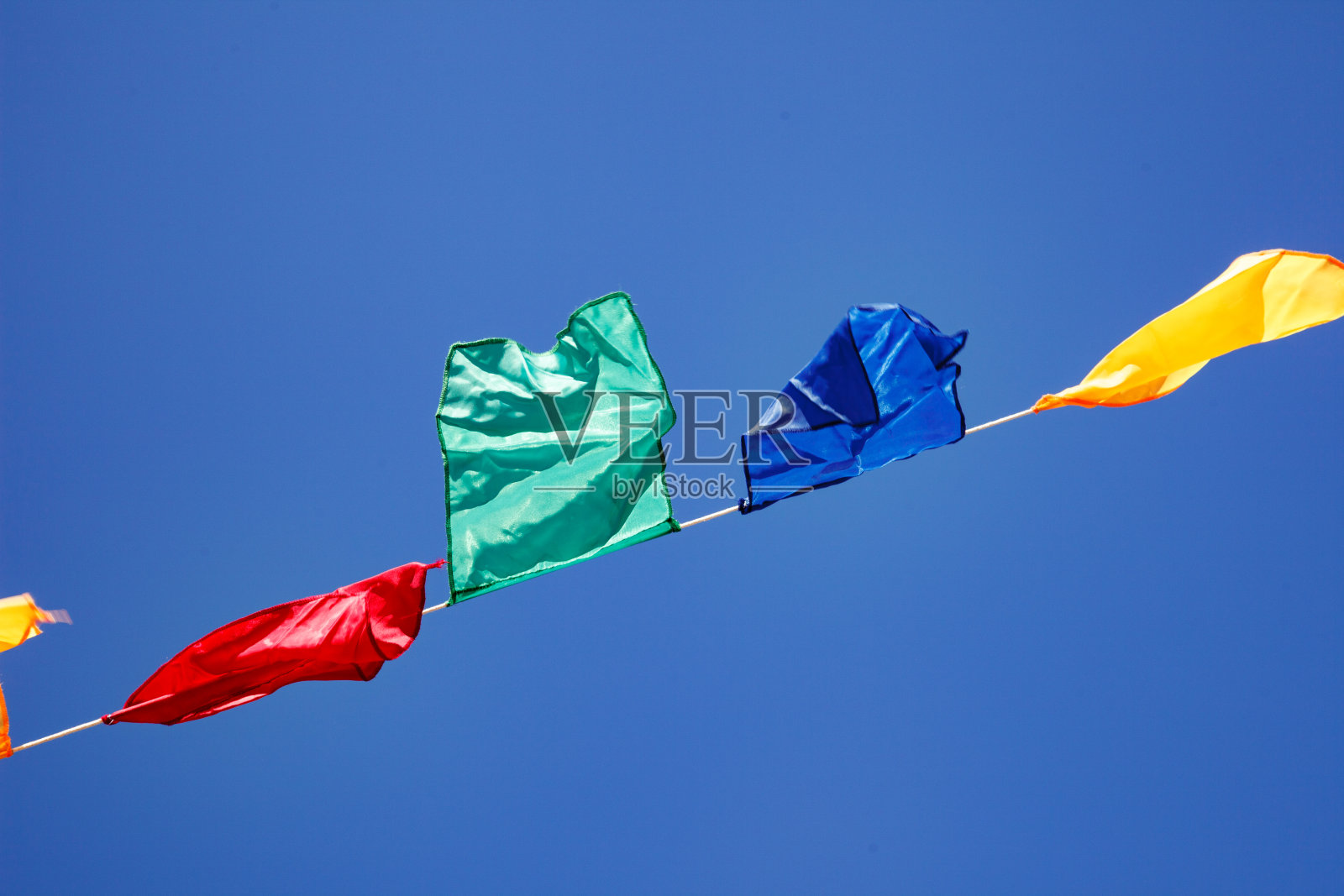 蓝天下飘扬的旗帜照片摄影图片