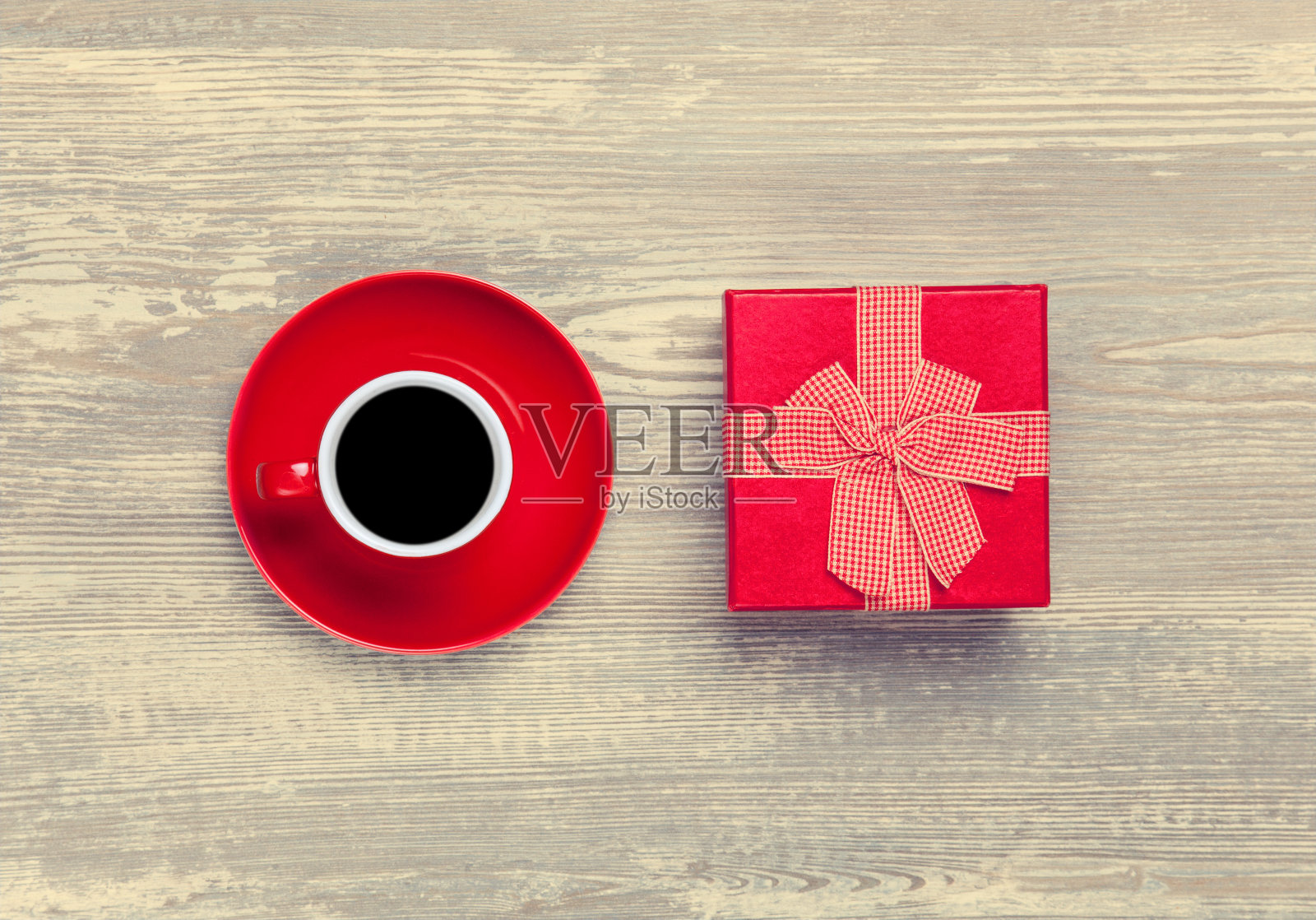 一杯咖啡和礼盒照片摄影图片
