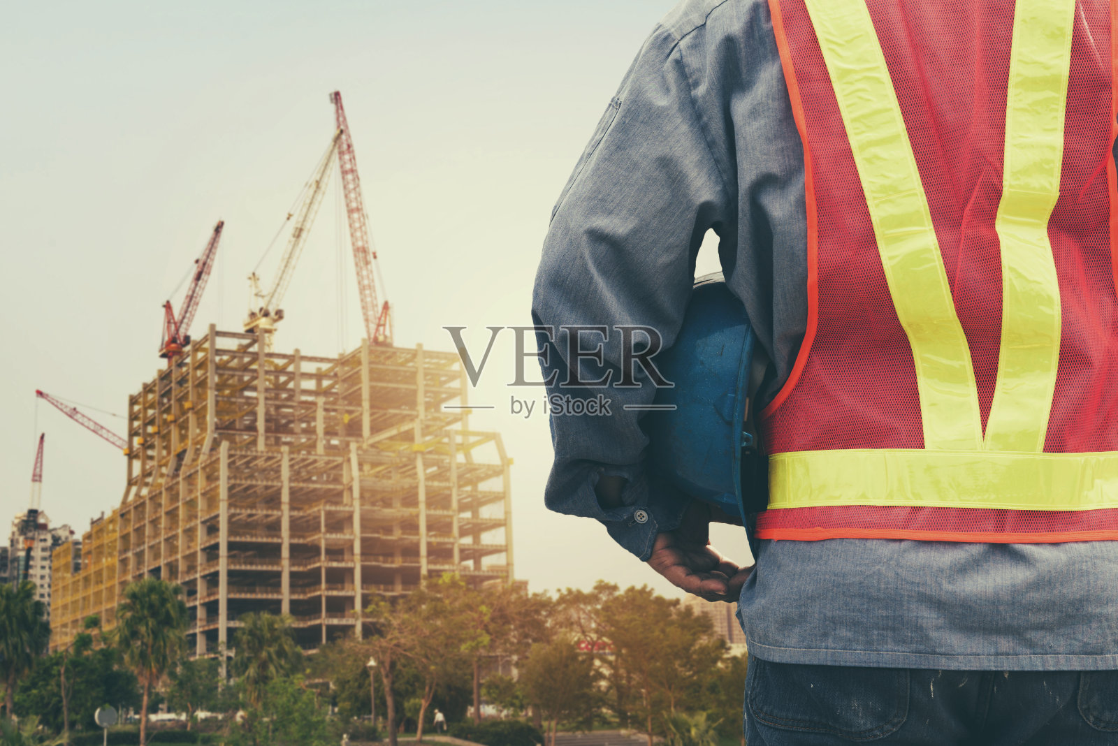 建筑工人在起重机的背景下检查现场照片摄影图片