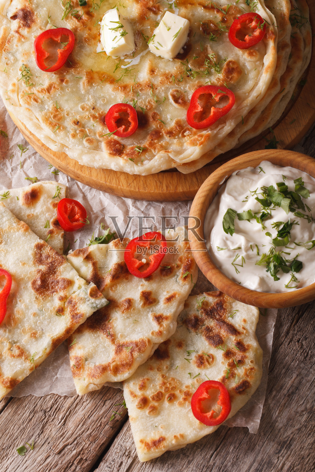 印度食物:热帕拉塔塞土豆特写。垂直照片摄影图片