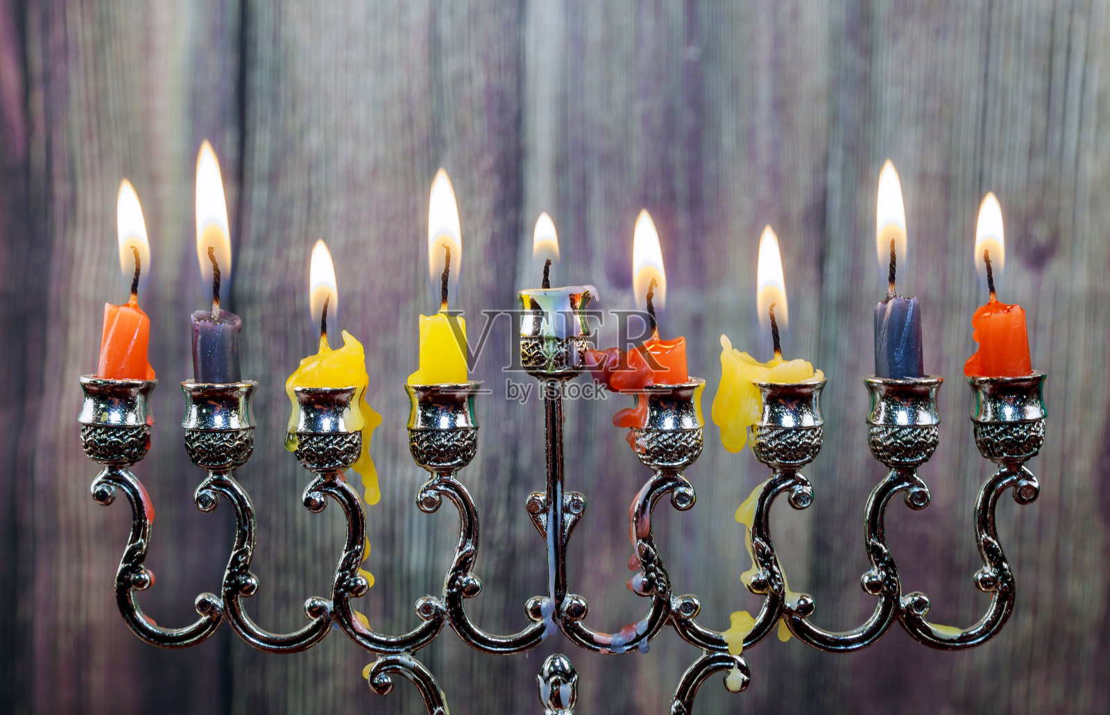 光明节蜡烛排成一排。犹太节日。照片摄影图片