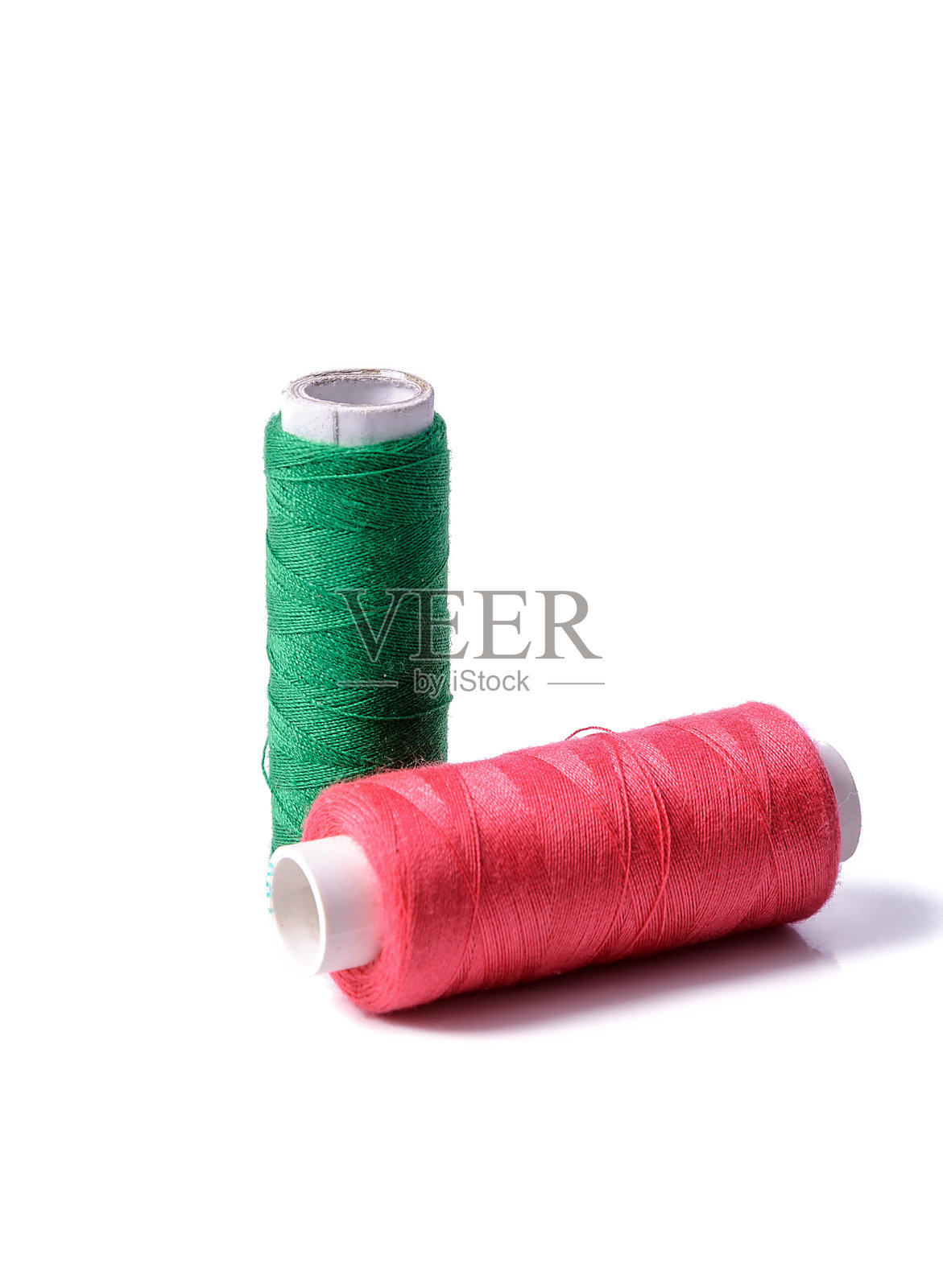 白色背景上的彩色线轴照片摄影图片