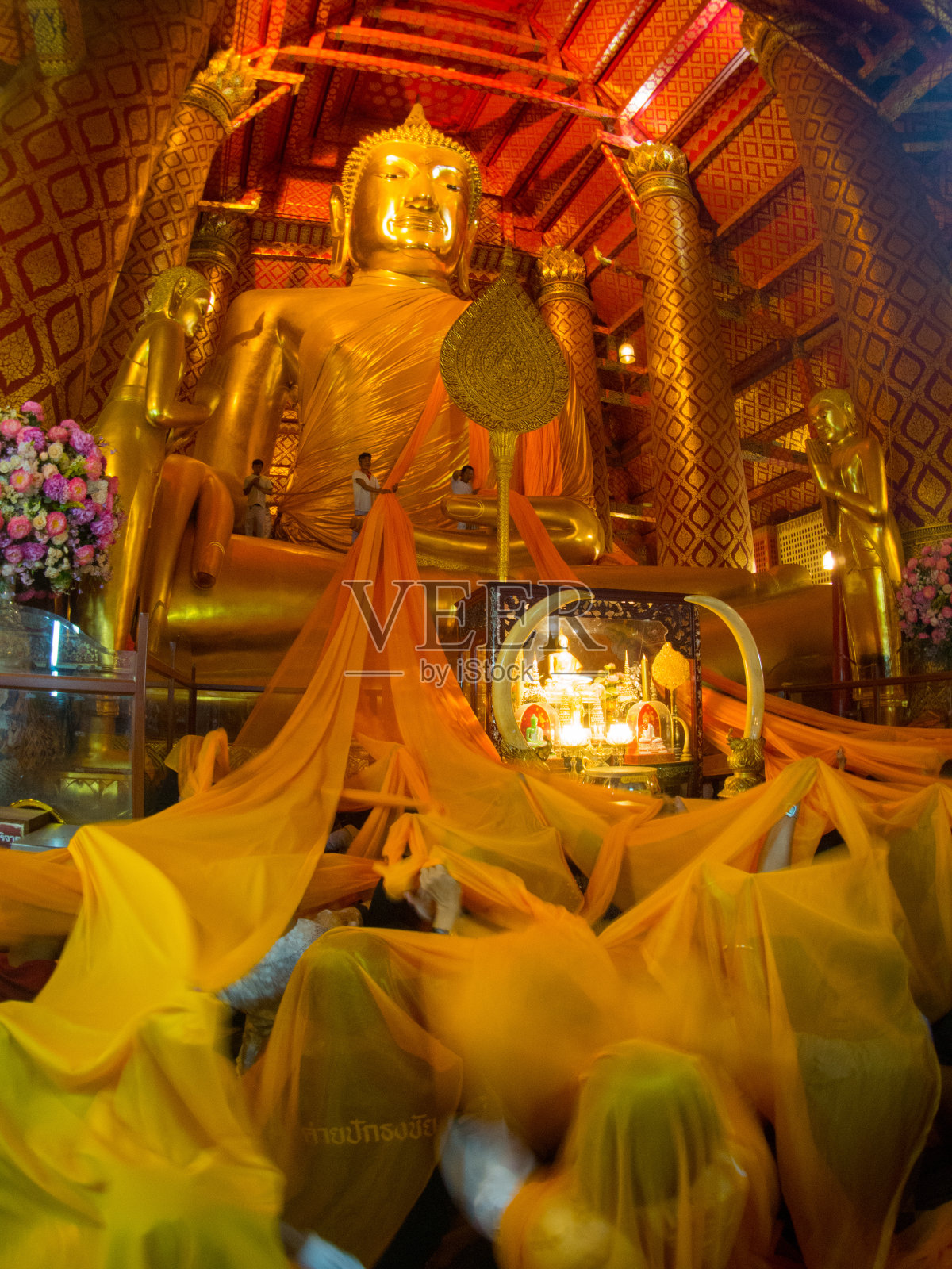 泰国大城府潘南清寺的金佛雕像照片摄影图片