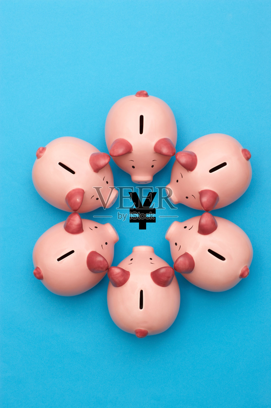 从上面看，储蓄罐周围有一个日元的象征照片摄影图片