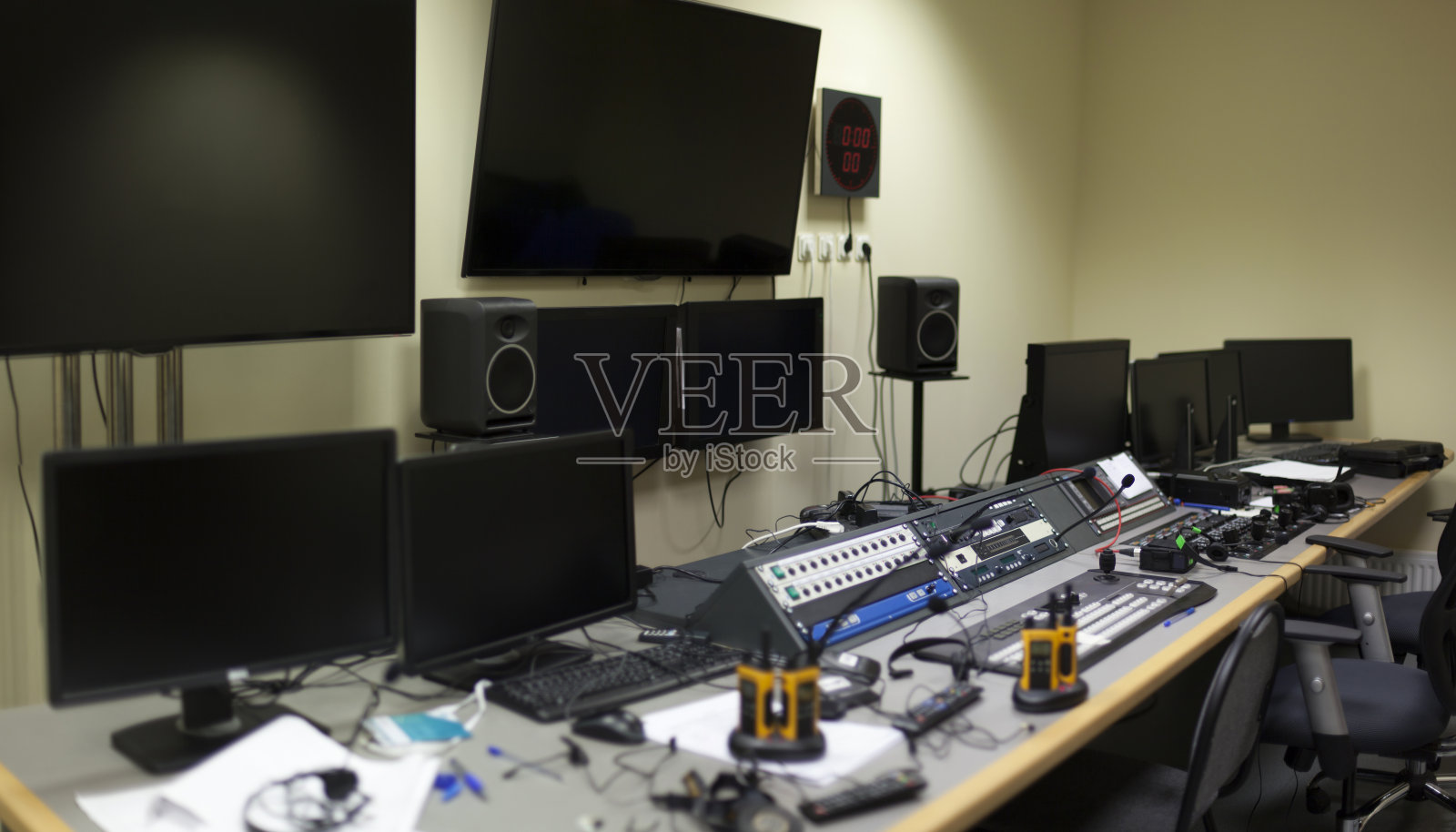 电视广播画廊。电视设备控制面板上的按钮照片摄影图片