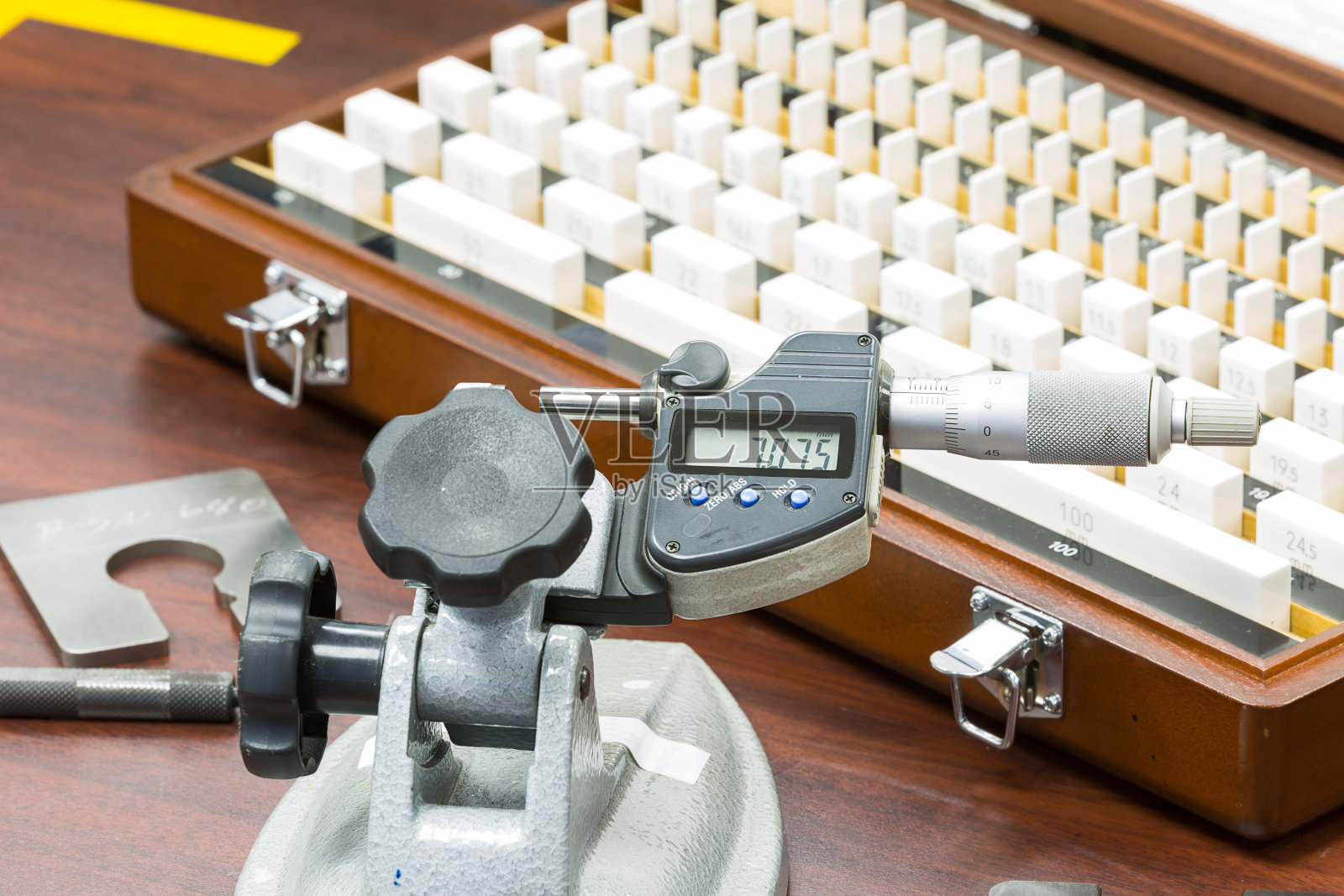 操作员用块规校准千分尺照片摄影图片
