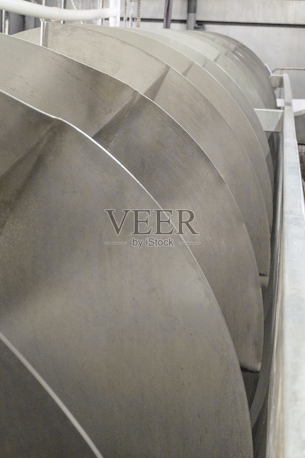 大螺旋输送机在肉类生产中照片摄影图片