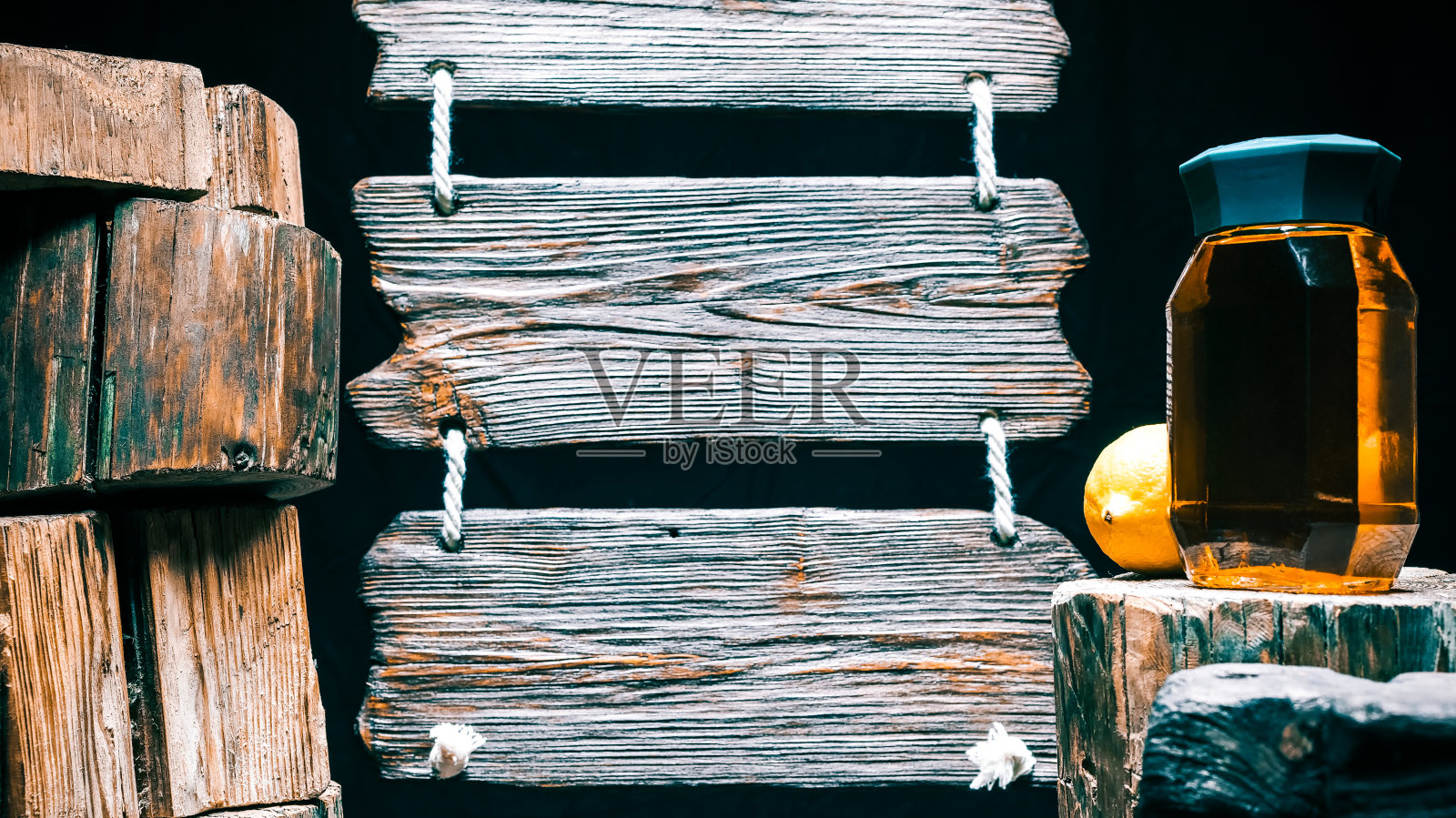 三木标志和蜂蜜照片摄影图片