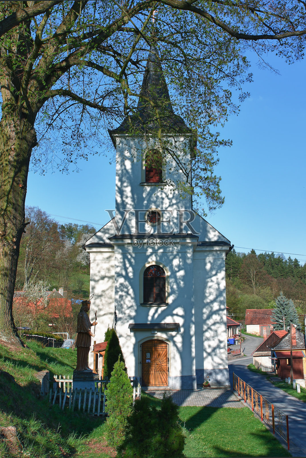 天主教古老的乡村教堂在小村庄照片摄影图片