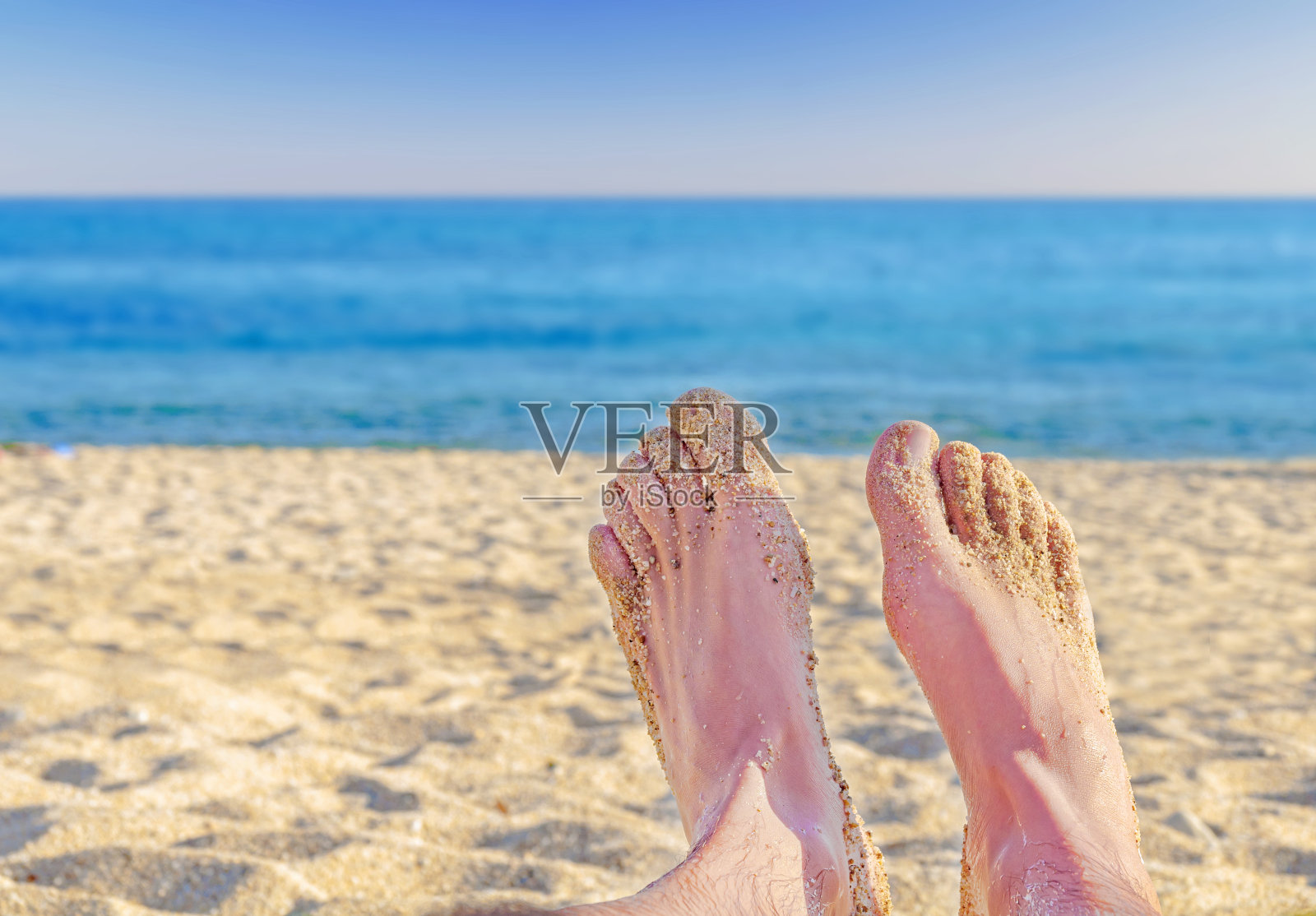 沙滩上的沙脚照片摄影图片