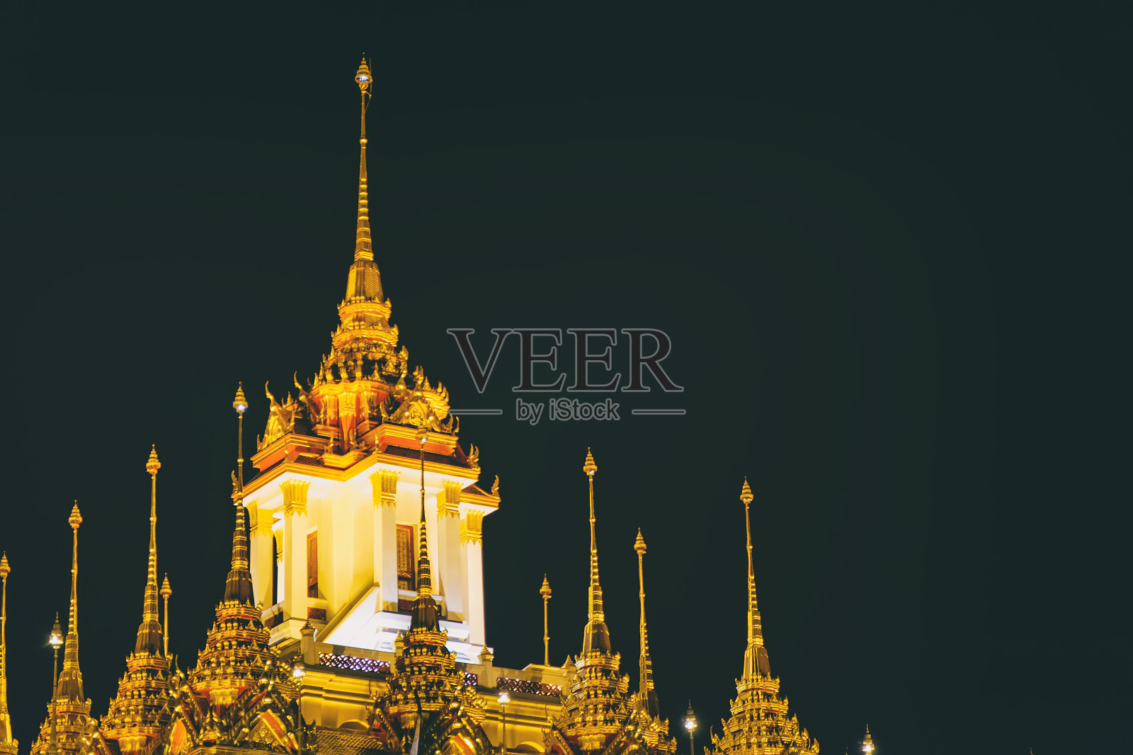 Ratchanatdaram Wat with night lights，曼谷，泰国。照片摄影图片