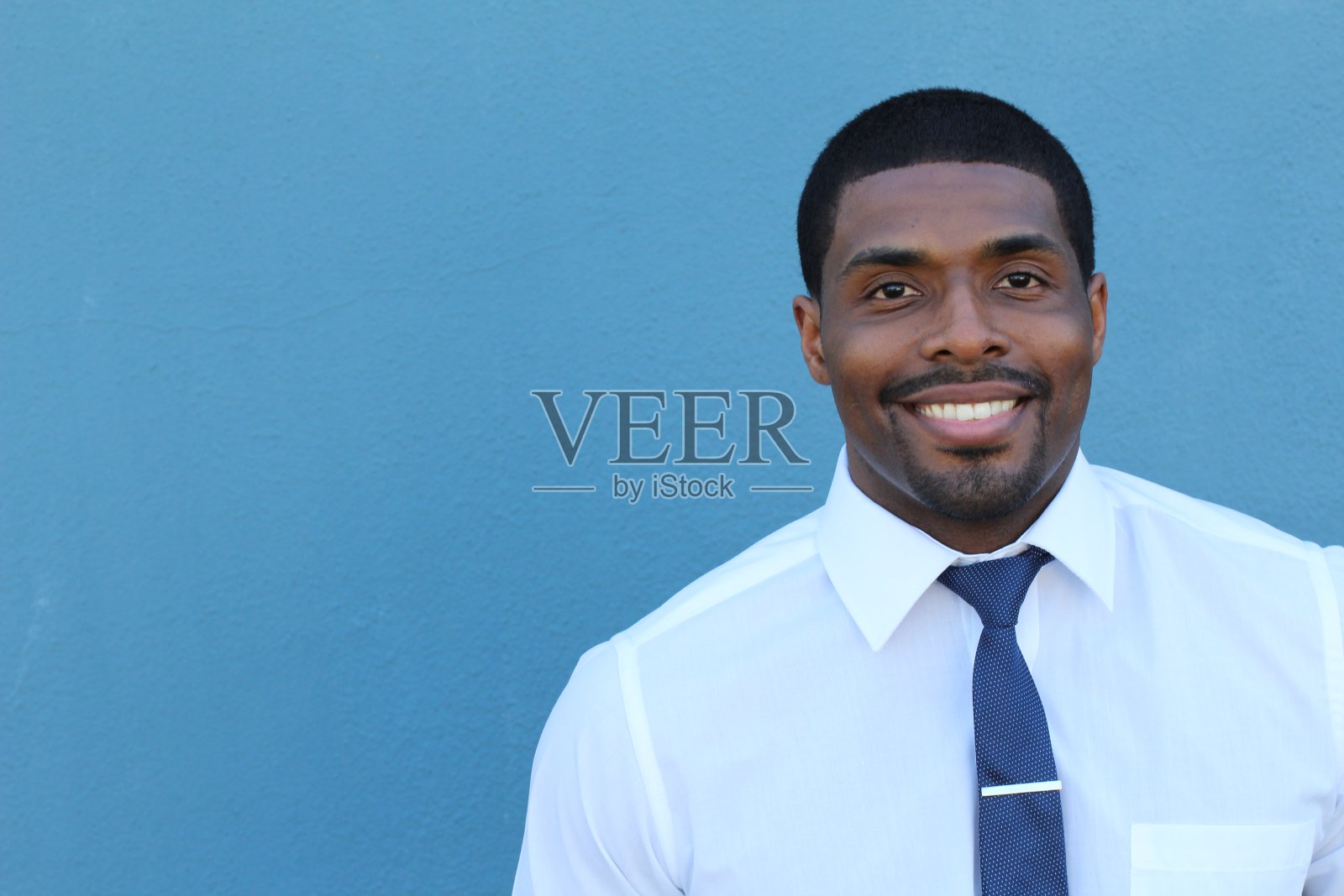 带着完美笑容的非洲商人照片摄影图片