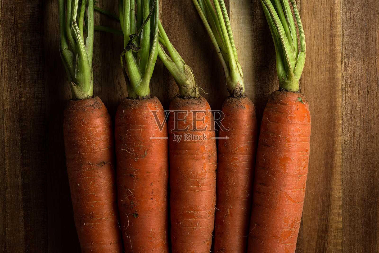 木头上的粗糙的胡萝卜顶部照片摄影图片