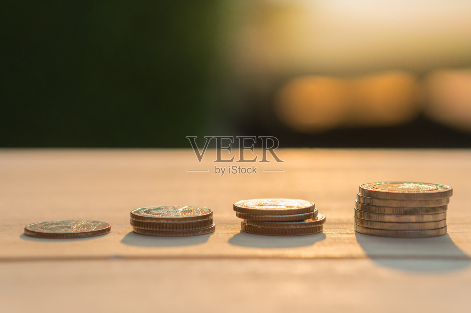 堆叠不同数字的硬币。照片摄影图片