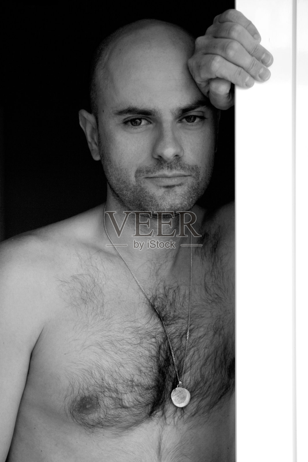 探出窗外的男人照片摄影图片