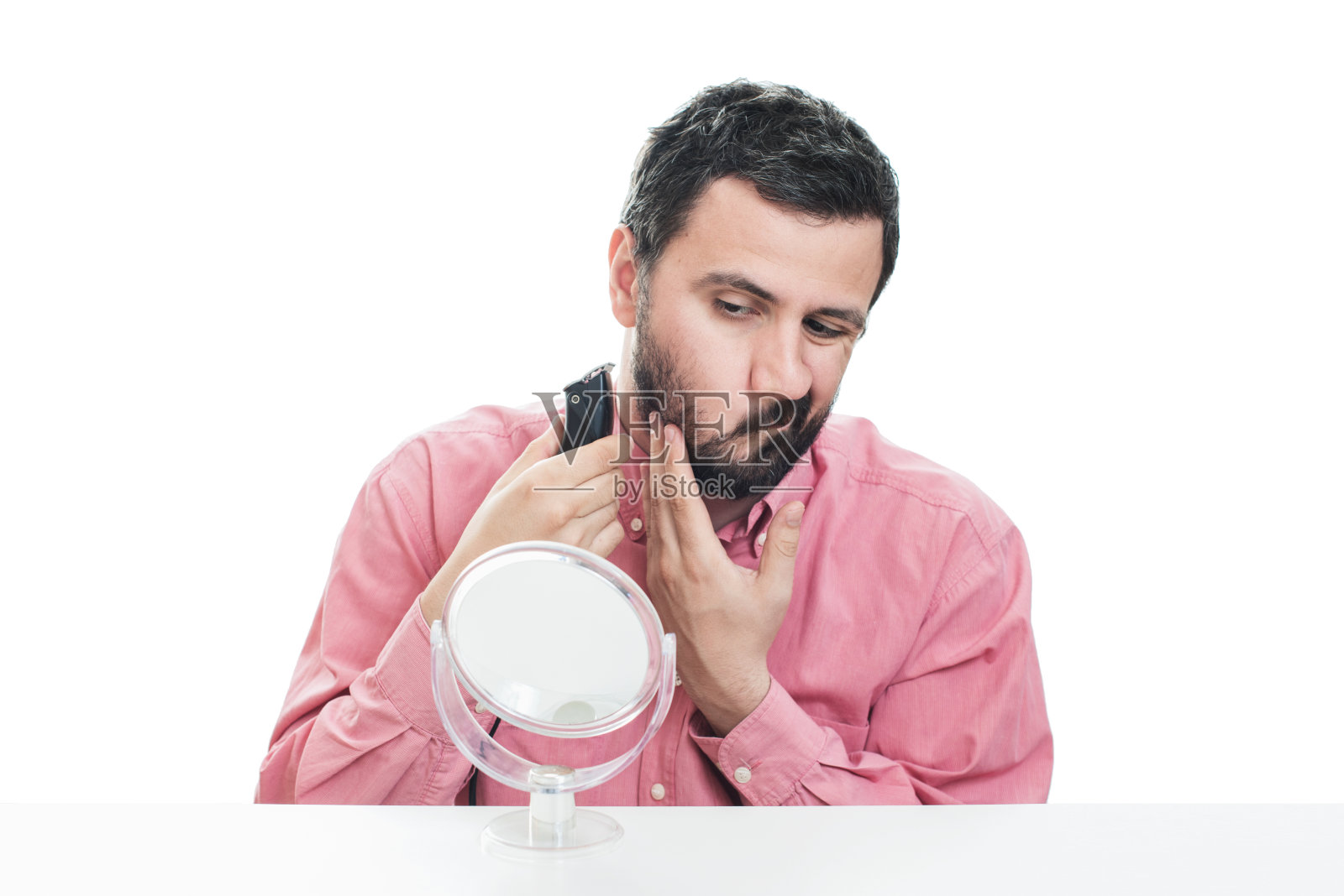 年轻人用电动剃须刀刮胡子照片摄影图片