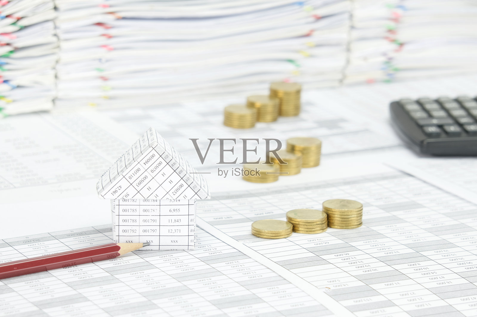 房子用铅笔有模糊的步骤金币作为背景照片摄影图片